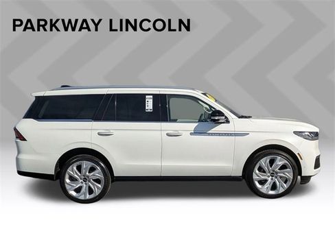Used 2025 Lincoln Navigator Reserve image 4