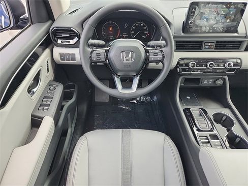 New 2025 Honda Pilot Touring image 9