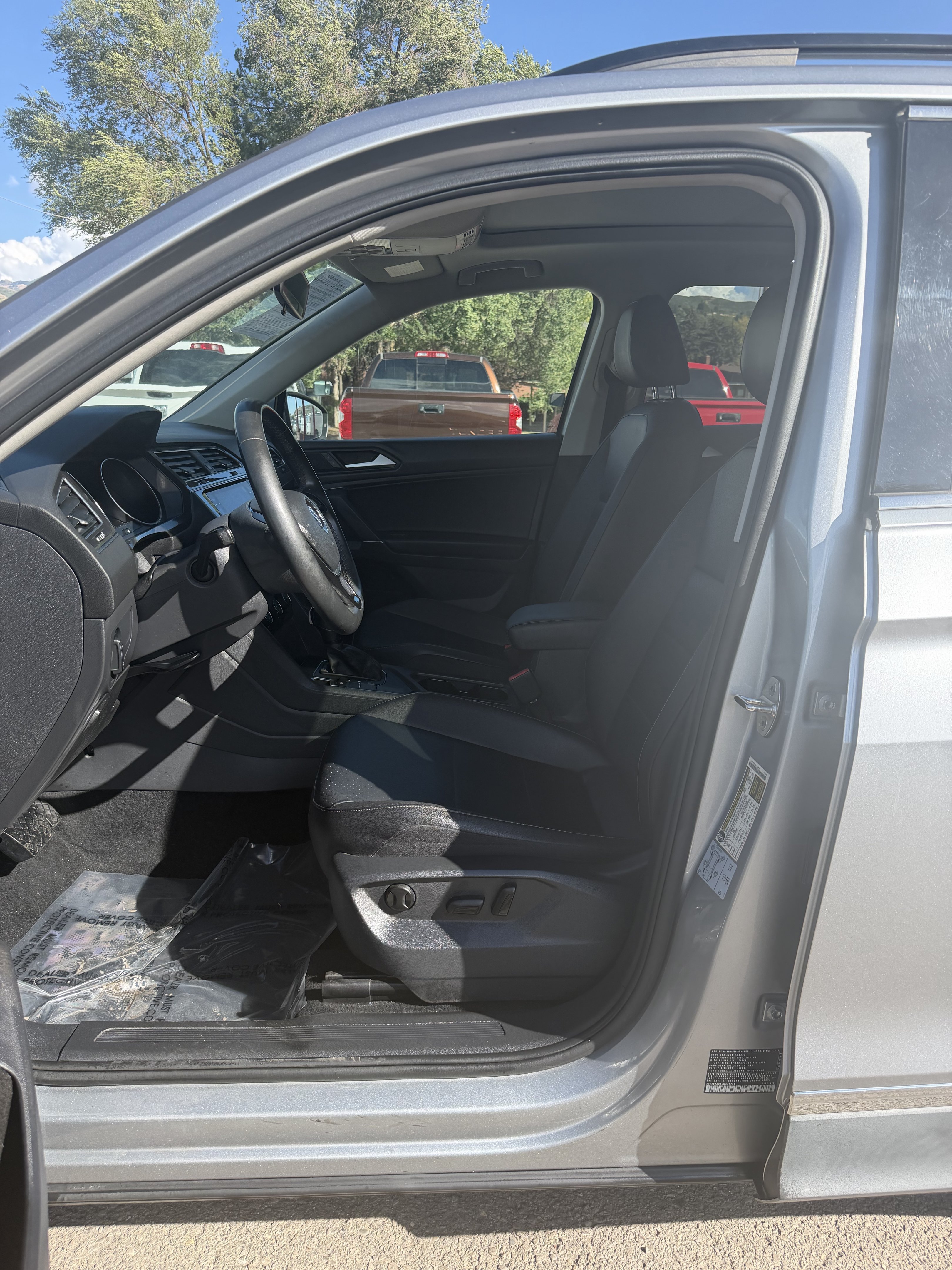 Used 2020 Volkswagen Tiguan SE w/ Panoramic Sunroof Package FWD image 17