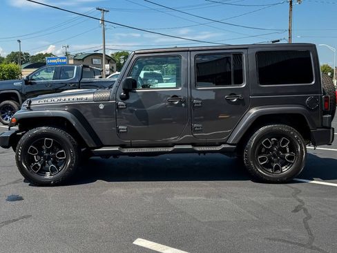 Used 2017 Jeep Wrangler Unlimited Sahara AWD/4WD image 7