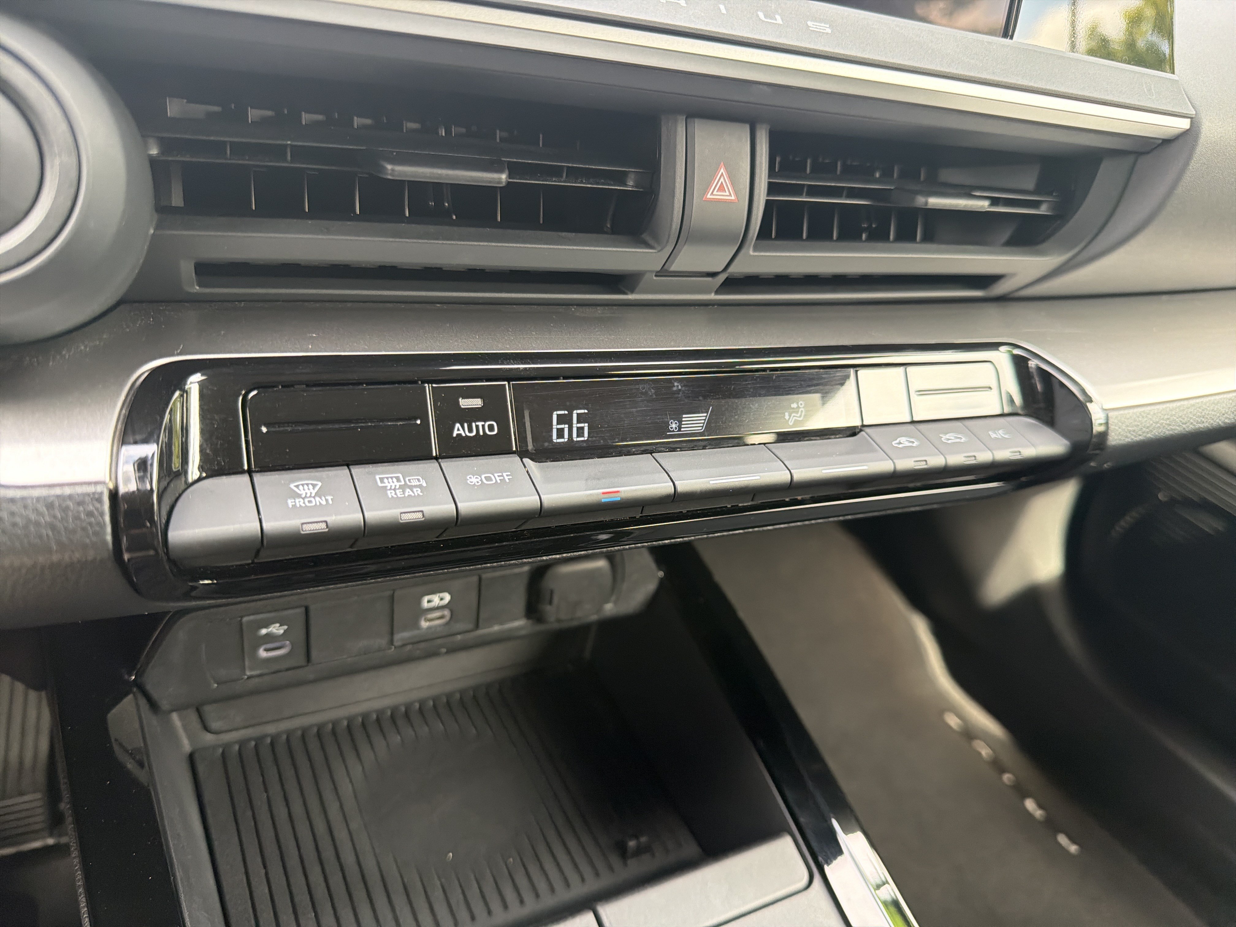 Certified 2025 Toyota Prius LE FWD image 8