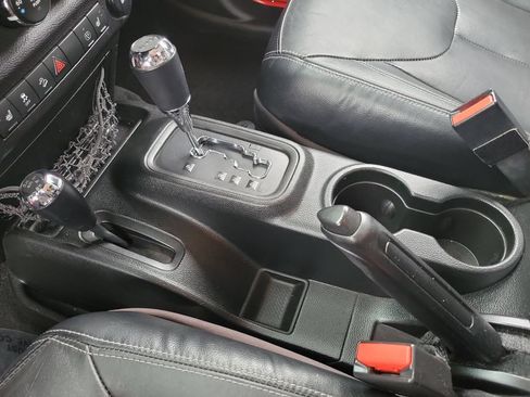 Used 2018 Jeep Wrangler Unlimited Sahara AWD/4WD image 12