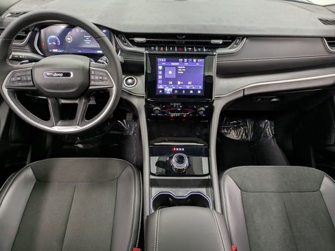 Used 2025 Jeep Grand Cherokee Altitude image 23