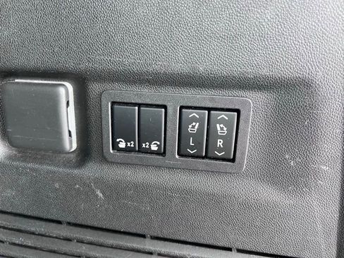 Used 2023 Chevrolet Suburban Premier image 12