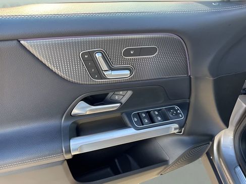 Used 2020 Mercedes-Benz GLB 250 4MATIC w/ Premium Package image 25