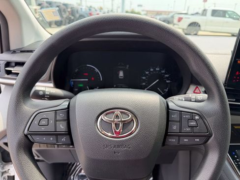 Used 2023 Toyota Sienna LE w/ LE Plus Package FWD image 30