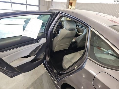 Used 2018 Honda Accord EX image 17