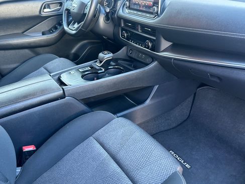 Used 2025 Nissan Rogue SV FWD image 17