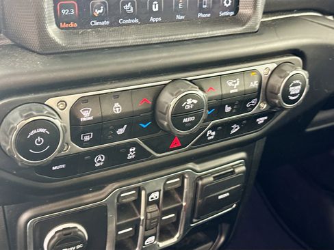 Used 2020 Jeep Wrangler Unlimited Sahara image 21