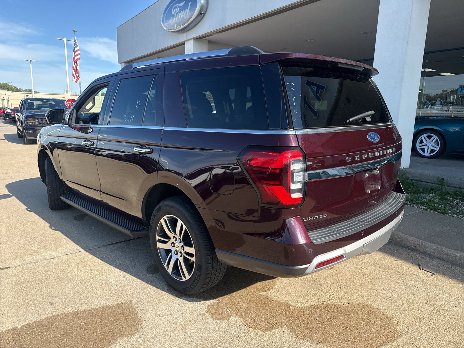 Used 2024 Ford Expedition Limited AWD/4WD image 7