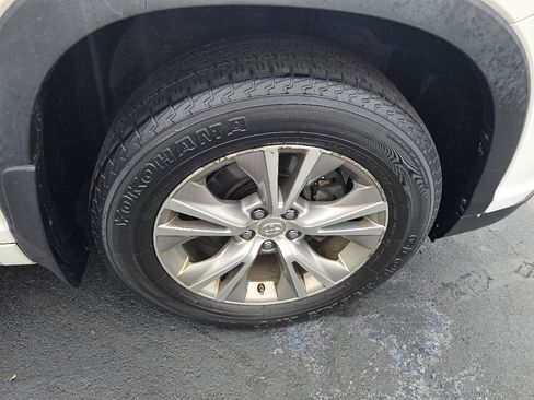 Used 2015 Toyota Highlander XLE AWD/4WD image 14