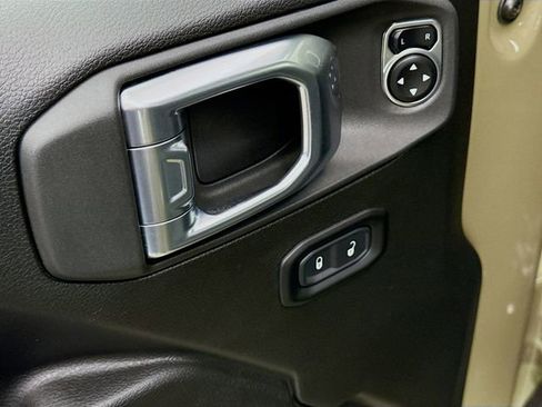 Used 2025 Jeep Wrangler Willys image 17