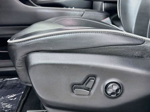 Used 2025 Chrysler Pacifica Limited FWD image 28