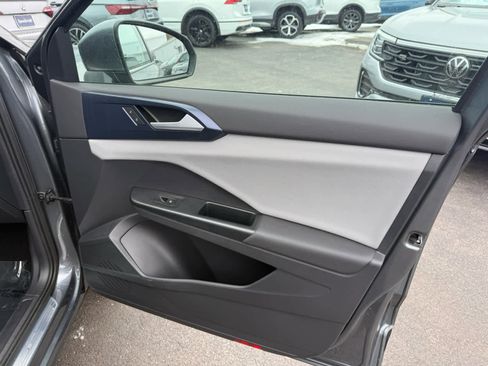 Certified 2022 Volkswagen Taos SE image 9