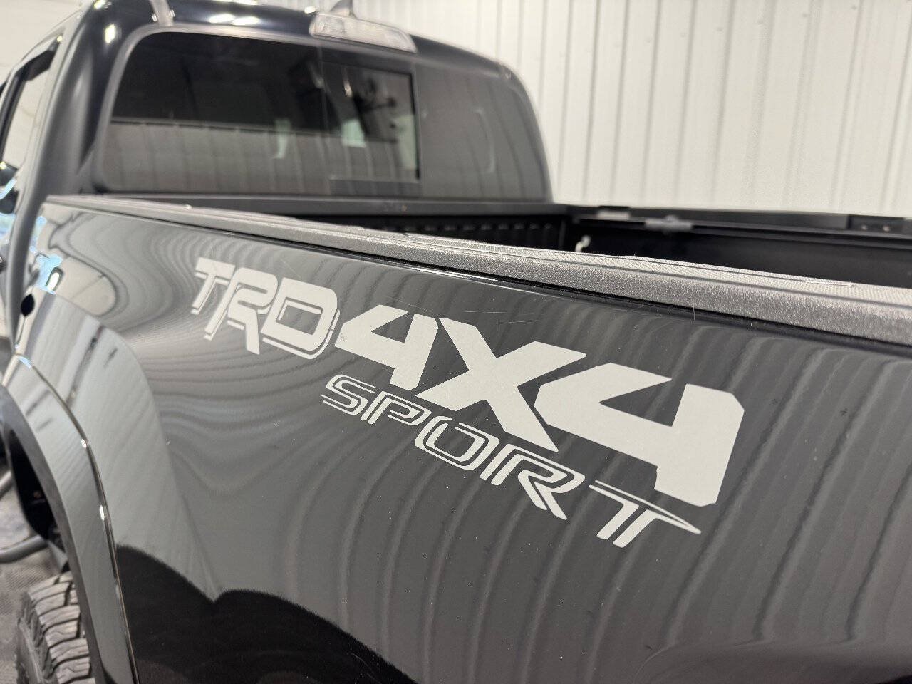 Used 2017 Toyota Tacoma TRD Sport w/ Tow Package AWD/4WD image 5