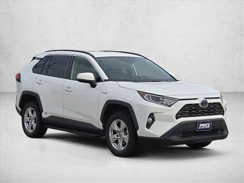 Used 2021 Toyota RAV4 XLE AWD/4WD image 3