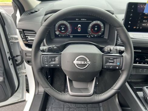 Used 2025 Nissan Rogue SL AWD/4WD image 12