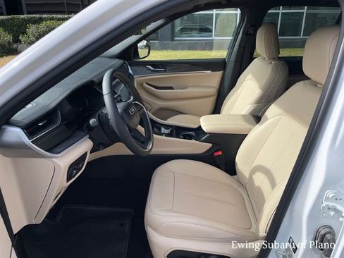 Used 2024 Jeep Grand Cherokee Limited w/ Luxury Tech Group II image 19