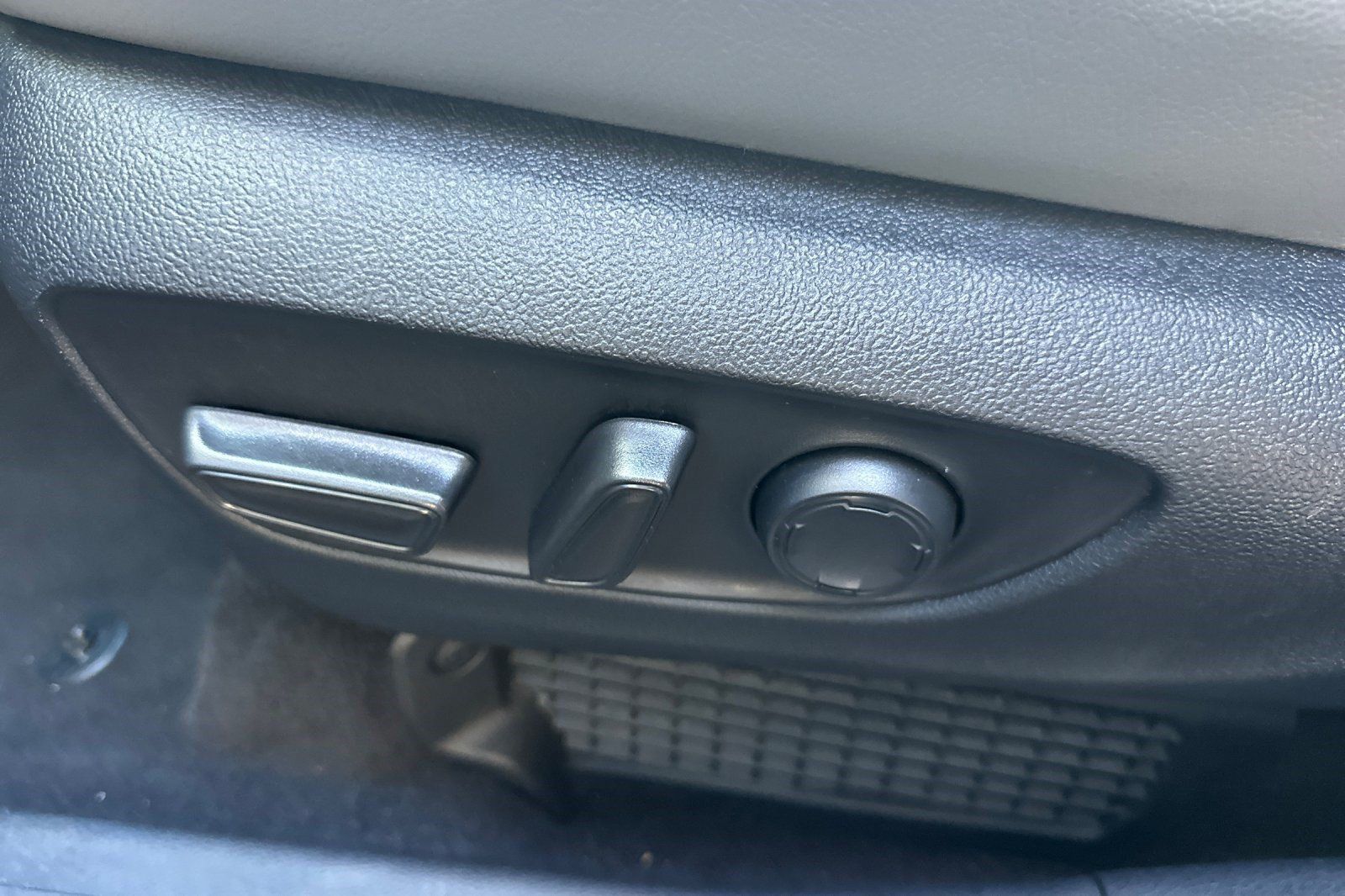Used 2026 Toyota Sienna XLE FWD image 13