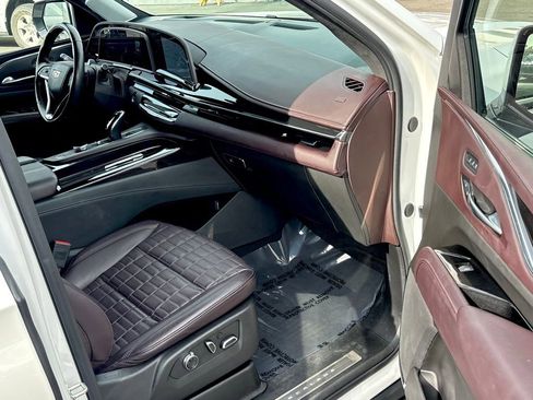 Used 2024 Cadillac Escalade ESV Sport Platinum w/ Heavy-Duty Trailer Package image 37