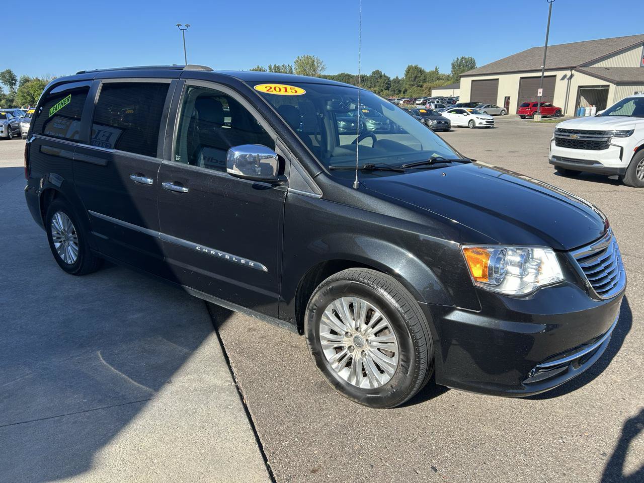 Used 2015 Chrysler Town & Country Limited Platinum FWD image 3