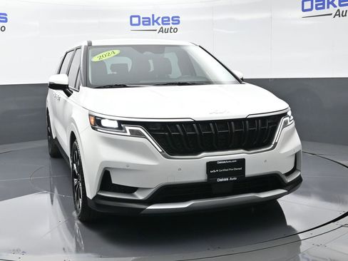 Used 2024 Kia Carnival EX image 3