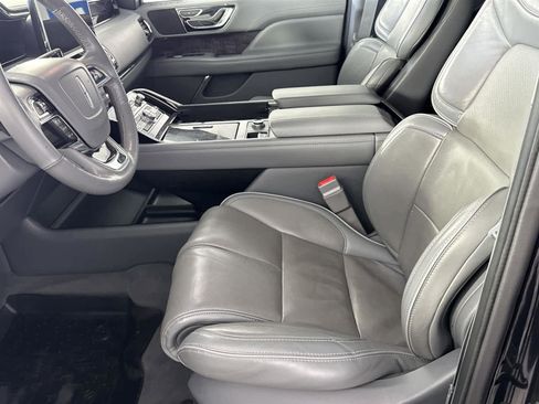 Used 2019 Lincoln Navigator Select image 11