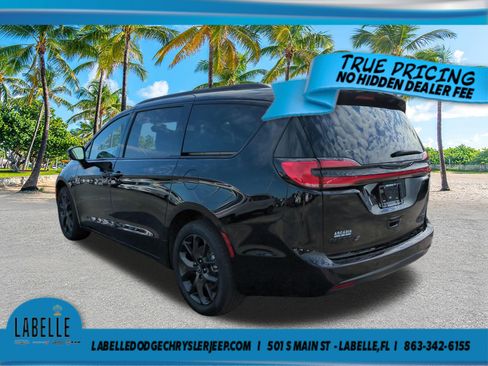 Used 2025 Chrysler Pacifica Limited w/ Uconnect Theater Family Group AWD/4WD image 6