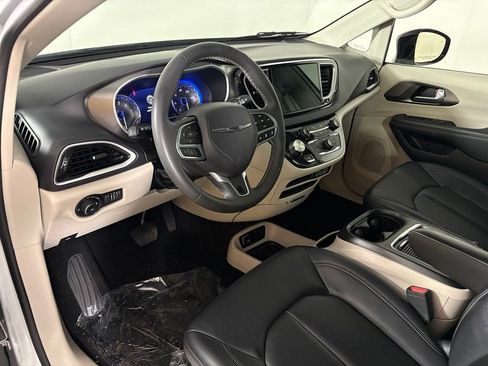 Used 2024 Chrysler Pacifica Touring-L FWD image 17