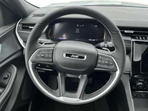 New 2025 Jeep Grand Cherokee Altitude image 13