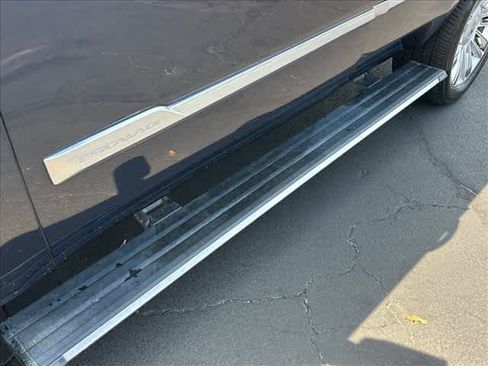 Used 2020 Cadillac Escalade Platinum RWD image 12