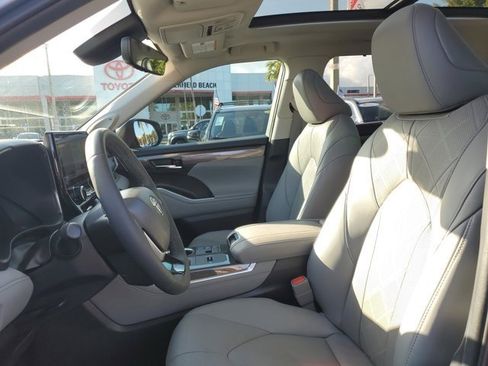 Used 2023 Toyota Highlander Platinum image 11