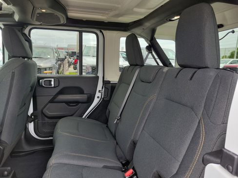 Used 2025 Jeep Wrangler Unlimited Sahara AWD/4WD image 12