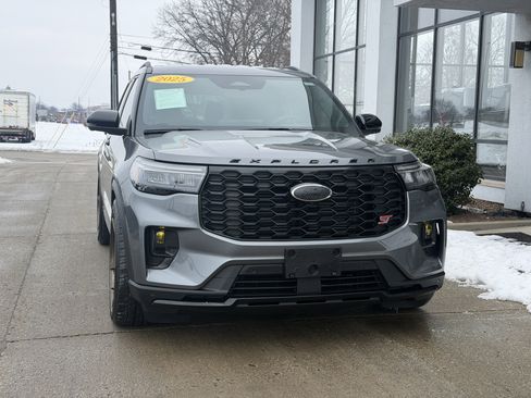 Used 2025 Ford Explorer ST image 19