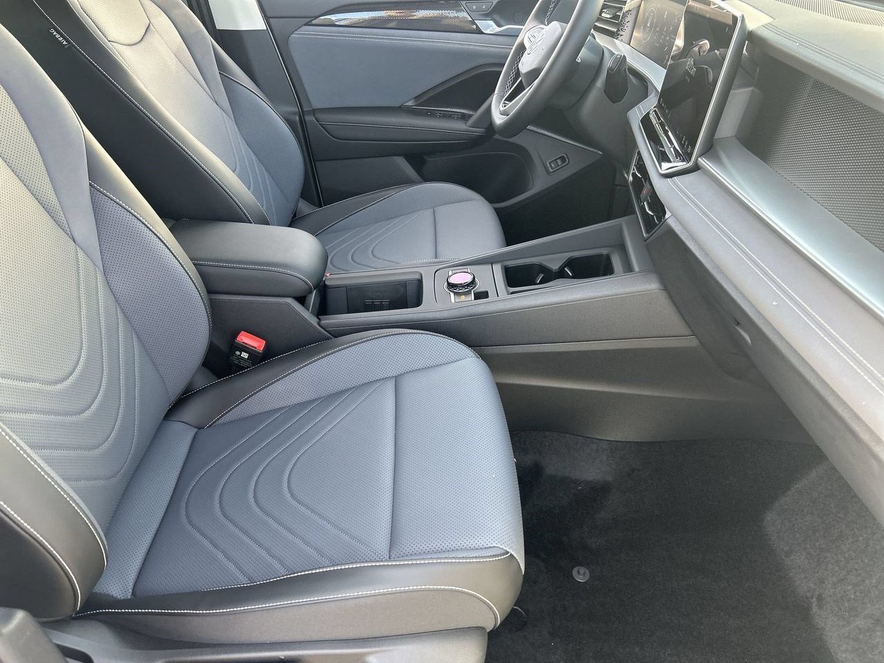 New 2026 Volkswagen Tiguan SE FWD image 8