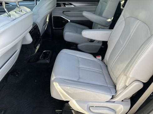 Certified 2025 Jeep Wagoneer Series III w/ Premium Group I AWD/4WD image 15