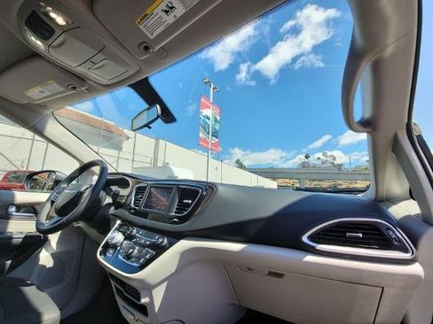 Used 2022 Chrysler Voyager LX FWD image 27