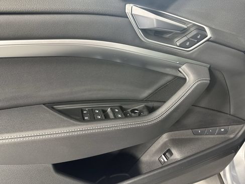Used 2022 Audi e-tron Premium w/ Convenience Plus Package AWD/4WD image 27