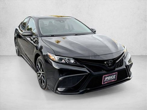 Used 2024 Toyota Camry SE image 3