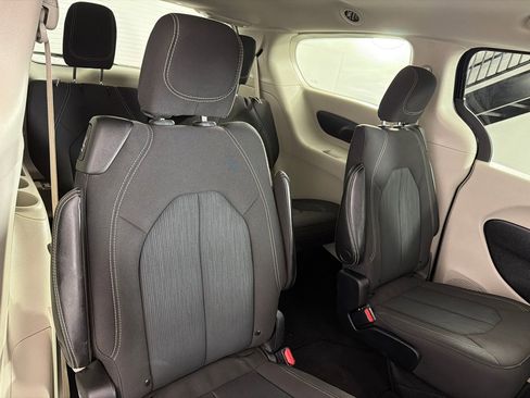 Used 2022 Chrysler Voyager LX FWD image 22