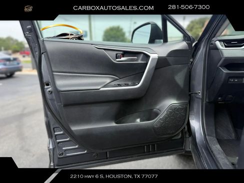 Used 2020 Toyota RAV4 XLE AWD/4WD image 18