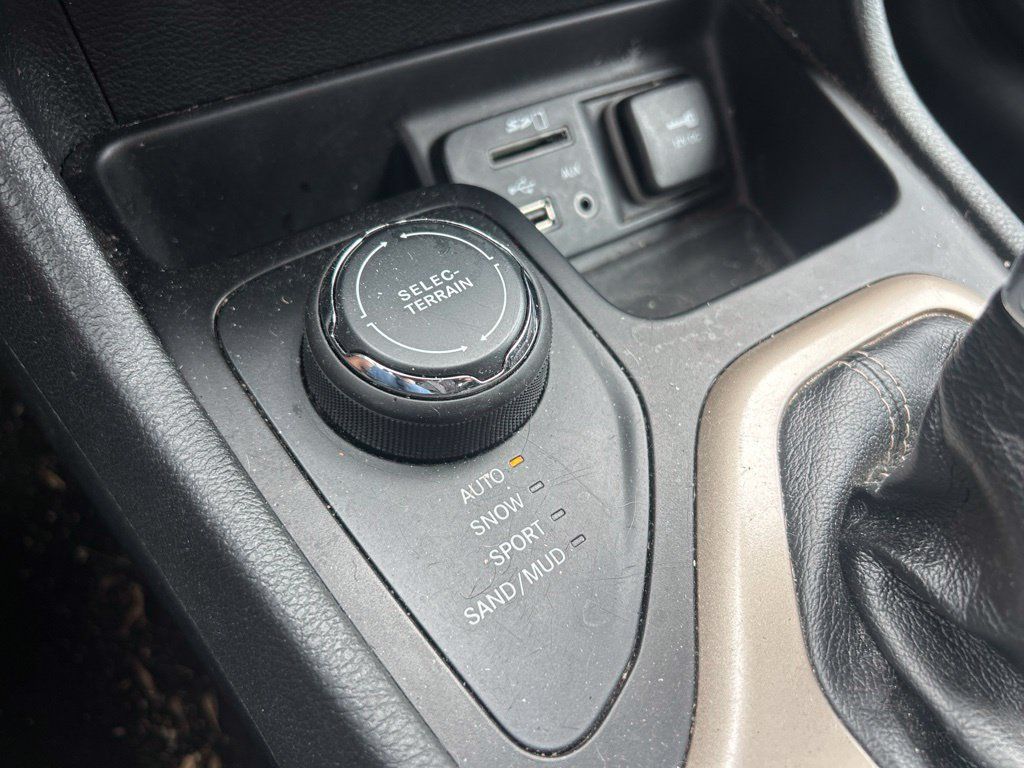 Used 2014 Jeep Cherokee Latitude w/ Comfort/Convenience Group AWD/4WD image 31