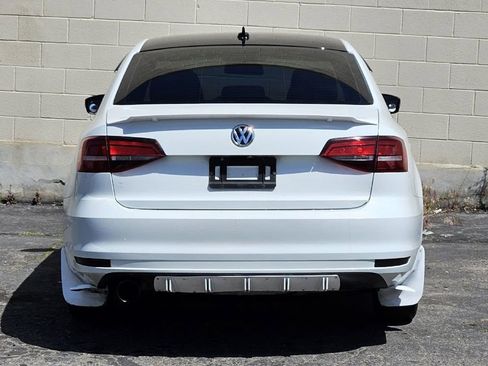 Used 2017 Volkswagen Jetta SE FWD image 4