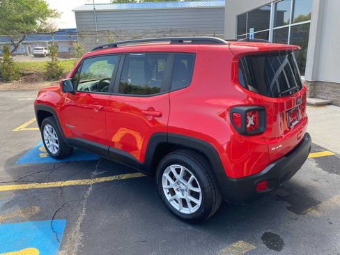 Used 2019 Jeep Renegade Latitude w/ Cold Weather Group AWD/4WD image 3