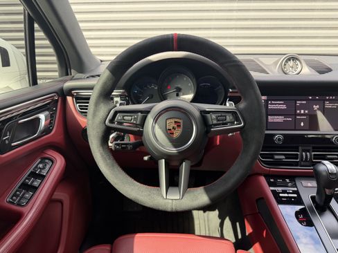 Certified 2023 Porsche Macan S image 32