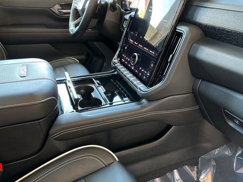 Certified 2025 GMC Yukon XL AT4 Ultimate AWD/4WD image 17