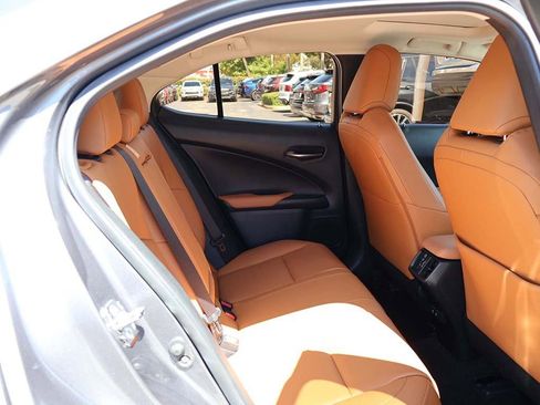 Used 2019 Lexus UX 200 image 36