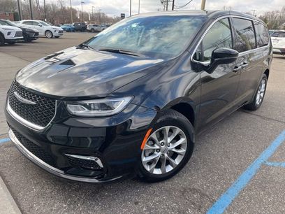 Used 2024 Chrysler Pacifica Touring-L w/ Uconnect Theater Family Group