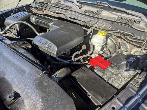 Used 2018 RAM 1500 Express image 32