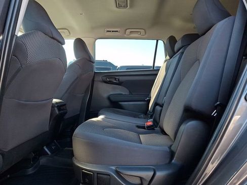 Used 2024 Toyota Highlander LE FWD image 14